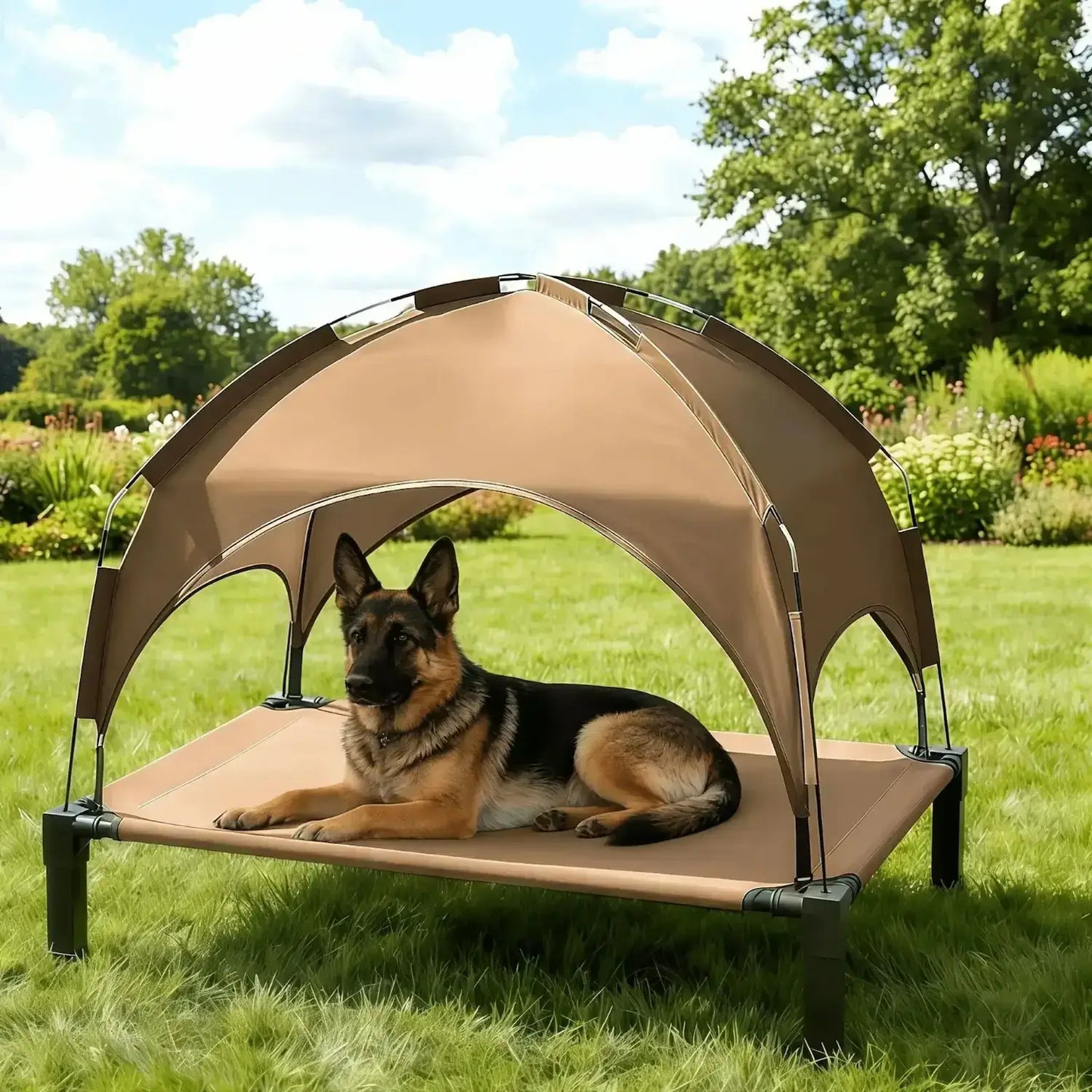Un berger allemand allongé sur un lit de camp pour chien avec un évent marron.