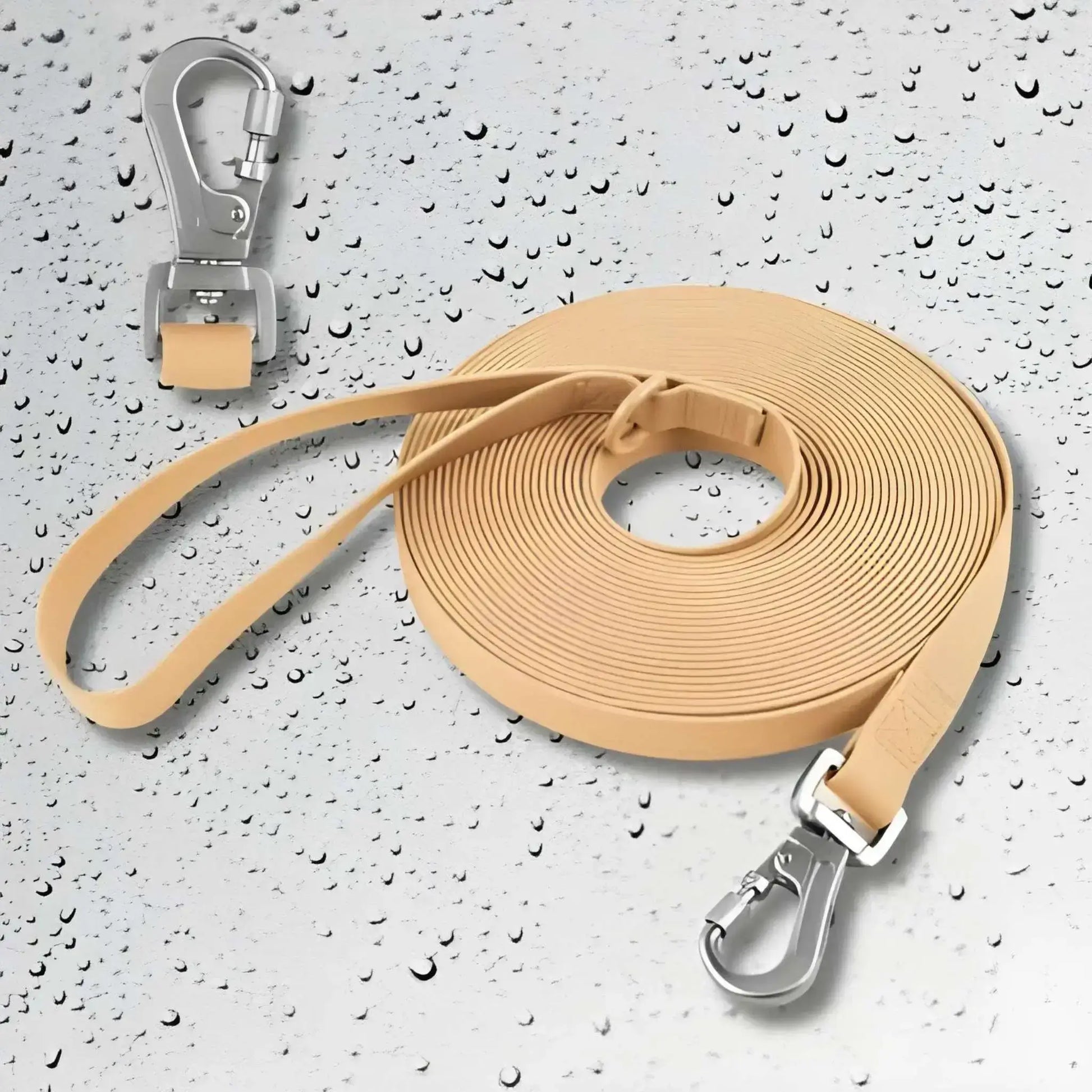 Une longe pour chien de couleur beige imperméable.
