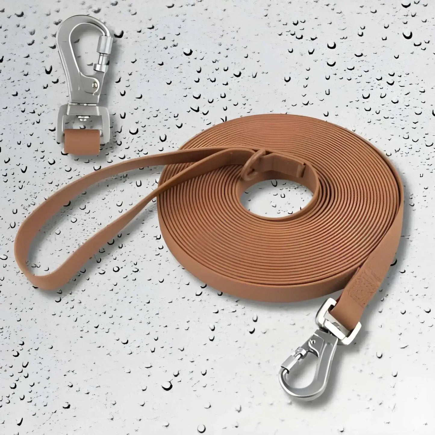 Une longe pour chien de couleur marron avec un mousqueton robuste.