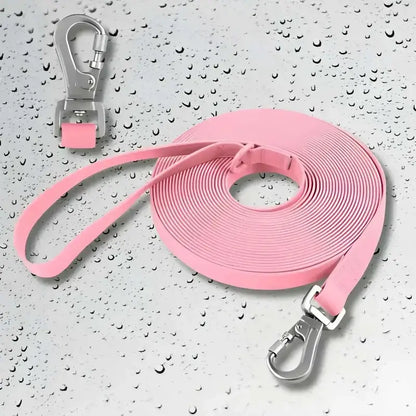 Une longe pour chien de couleur rose imperméable avec un mousqueton robuste.
