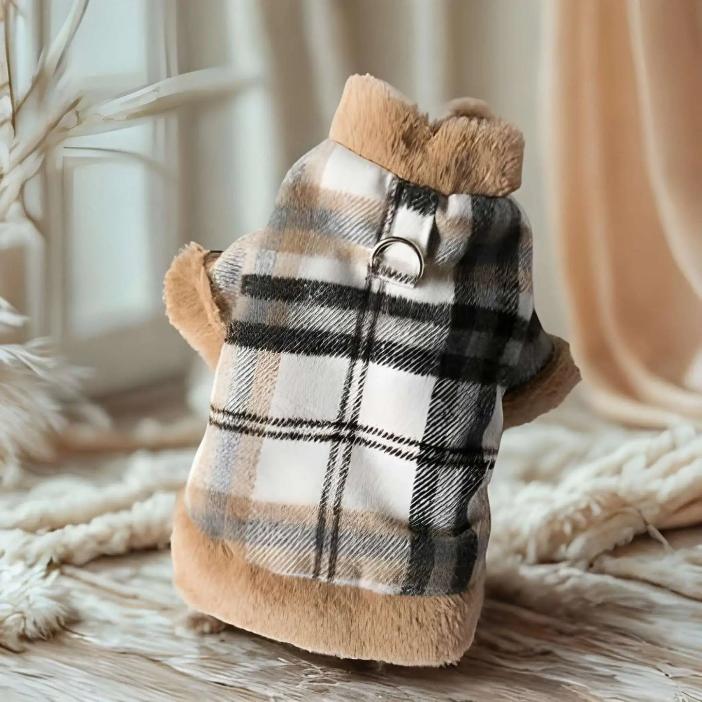 Un manteau pour chien beige à carreaux.