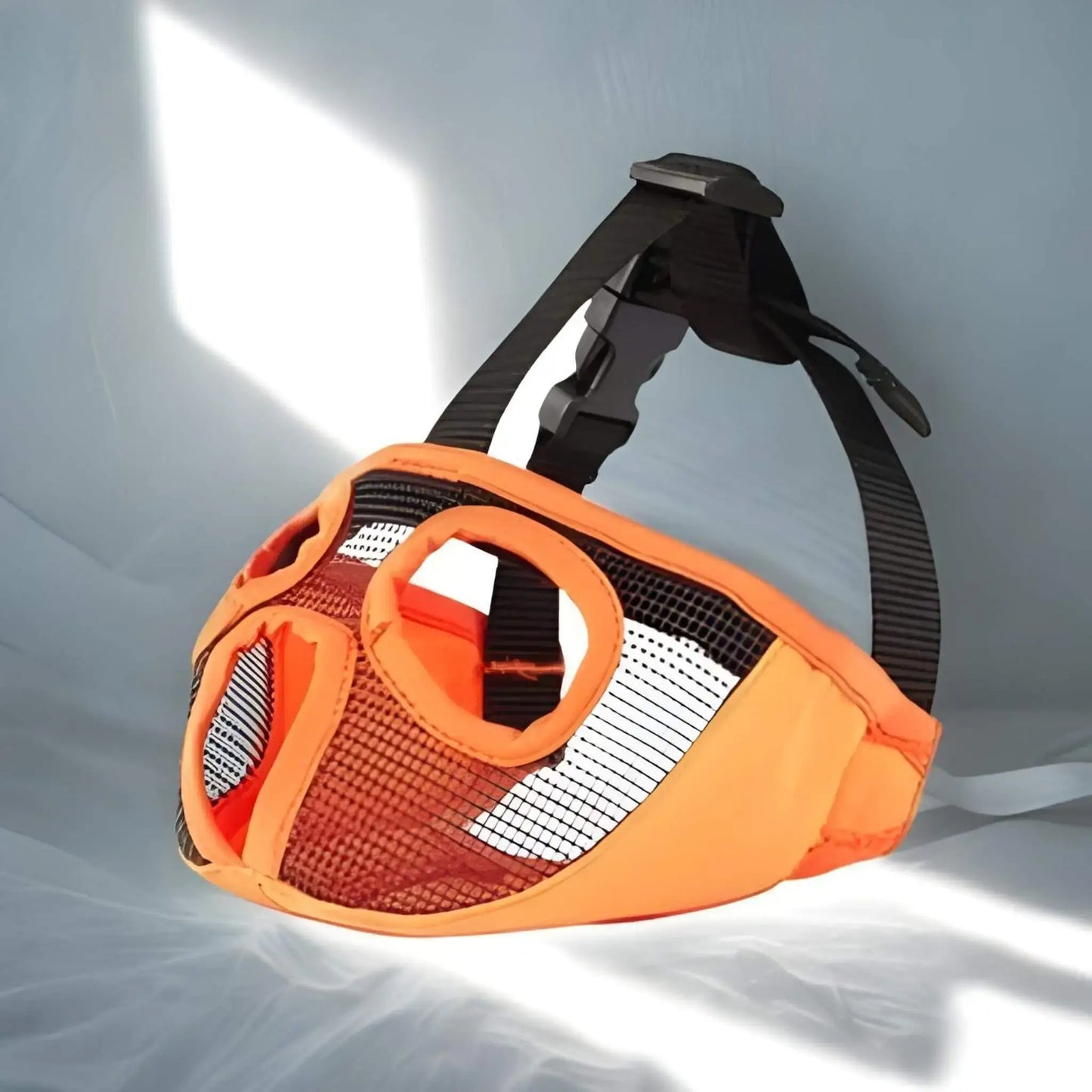 Une muselière pour bouledogue français avec trou pour les yeux orange. 