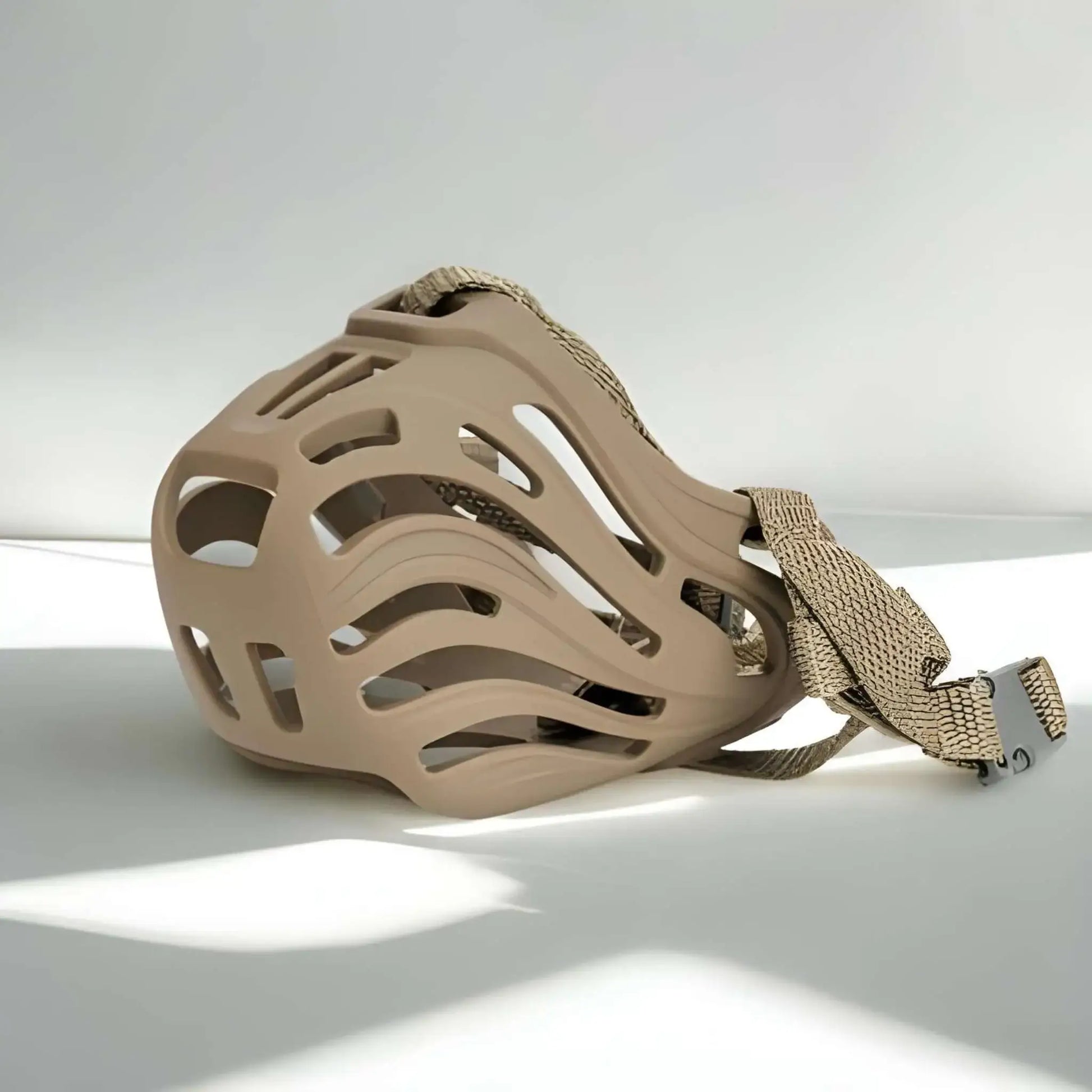 Une muselière de couleur café en silicone.