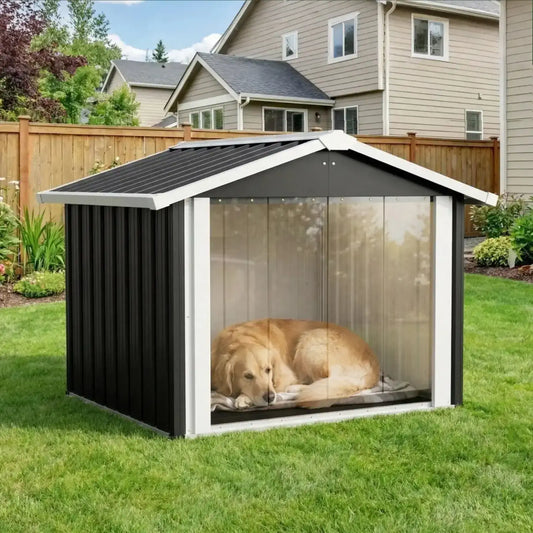 Un golden retriever dans une arrière-cour est allongé dans sa niche pour chien extérieur.