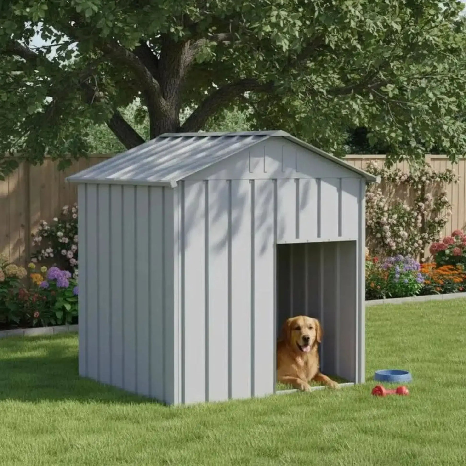 Un golden retriever allongé dans une grande niche d'extérieur pour chien grise dans une arrière-cour.