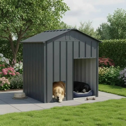 Deux chiens allongés dans une grande niche d'extérieur pour chien noir dans une arrière-cour.