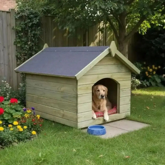 Un golden retriever dans sa niche pour chien en bois dans l'arrière-cour.
