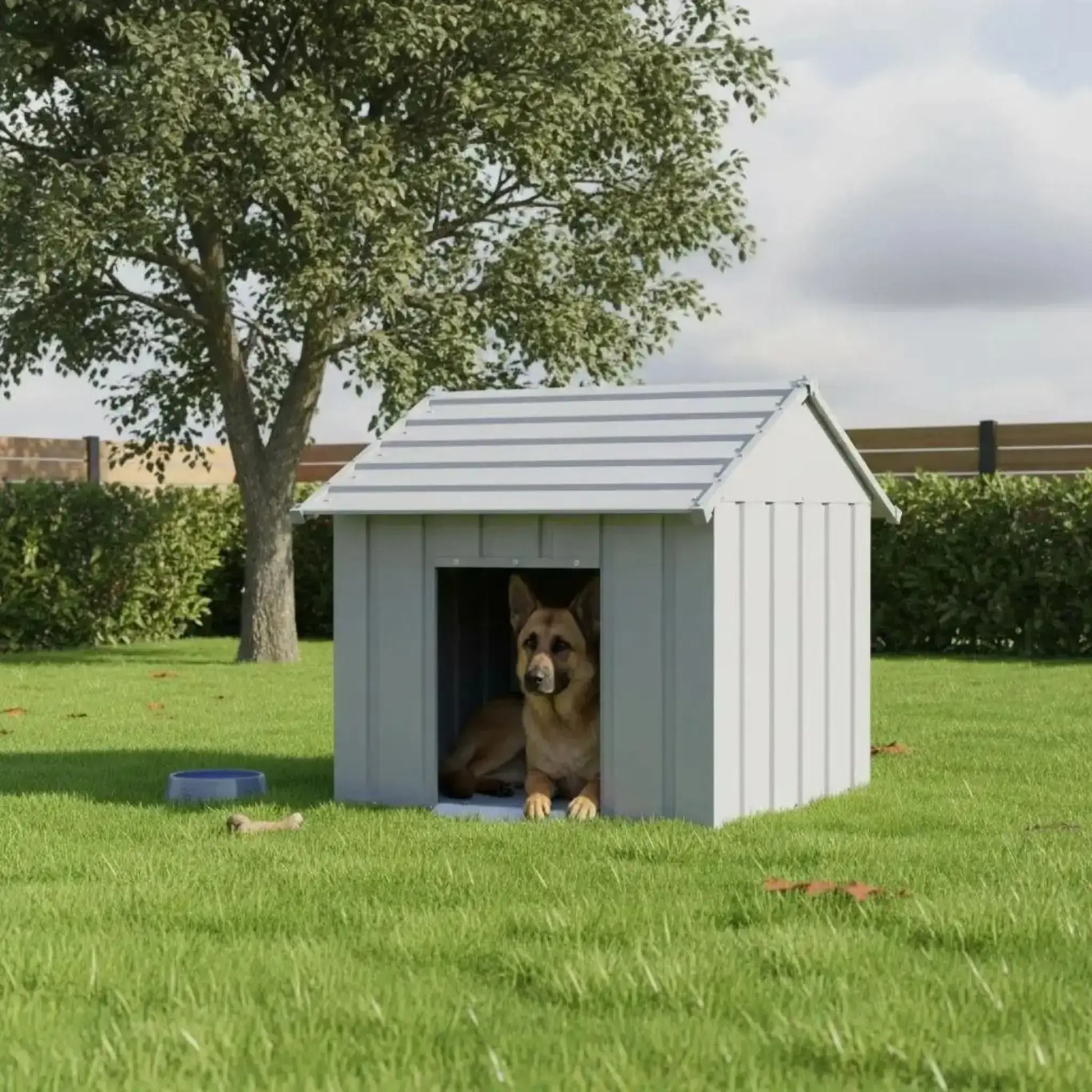 Un berger allemand est allongé dans sa niche pour chien extérieur grise.
