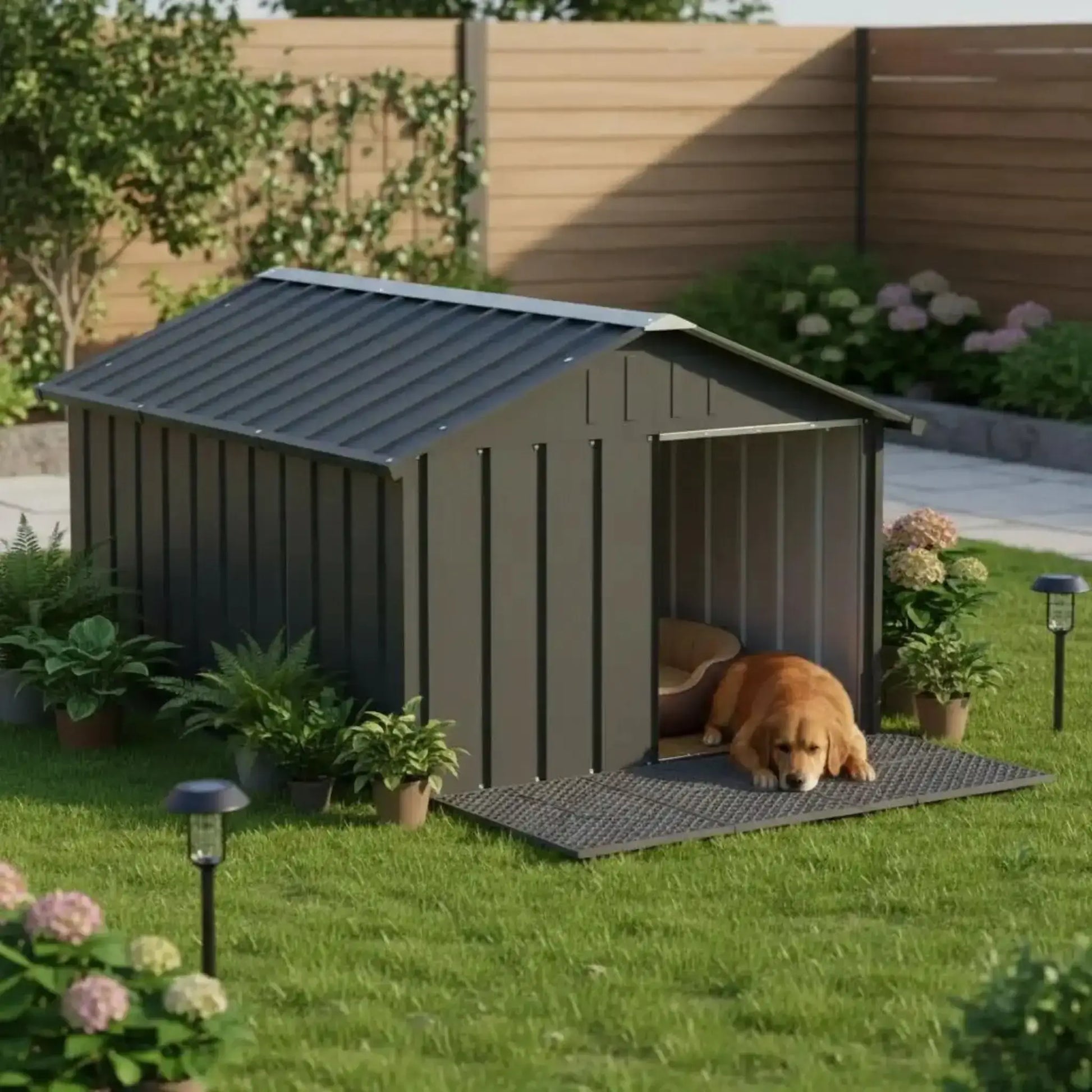 Un golden retriever allongé devant sa niche pour chien extérieur dans une arrière-cour.
