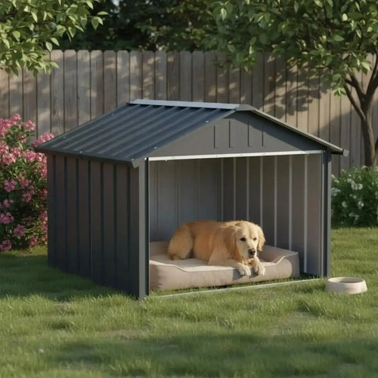 Un golden retriever allongé dans sa niche pour chien extérieur dans une arrière-cour.
