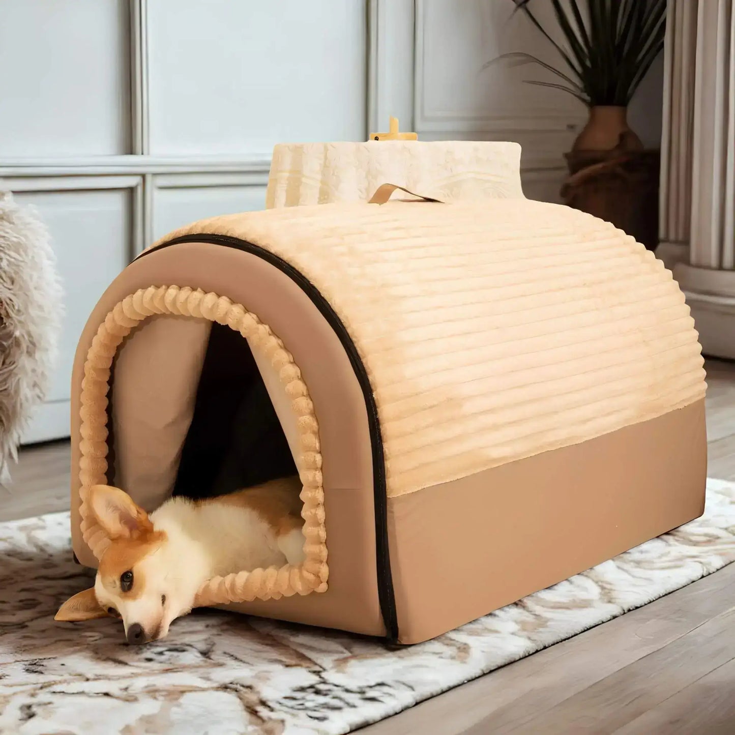 Un corgi est allongé dans sa niche pour chien beige dans un salon.