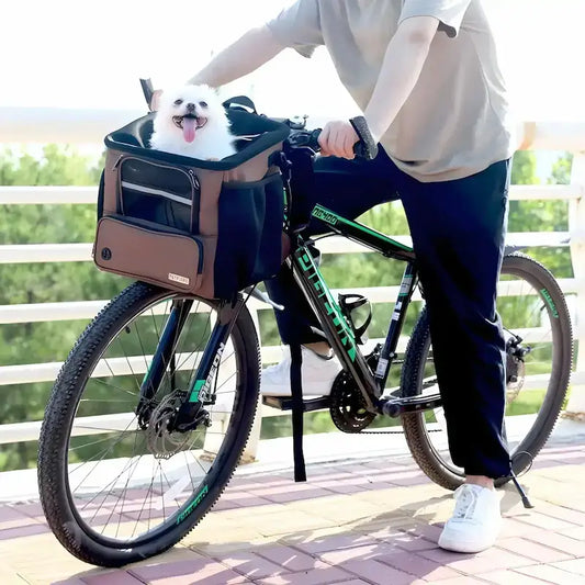 Un spitz japonais nain assis dans un panier pour chien pour vélo marron avec son maître