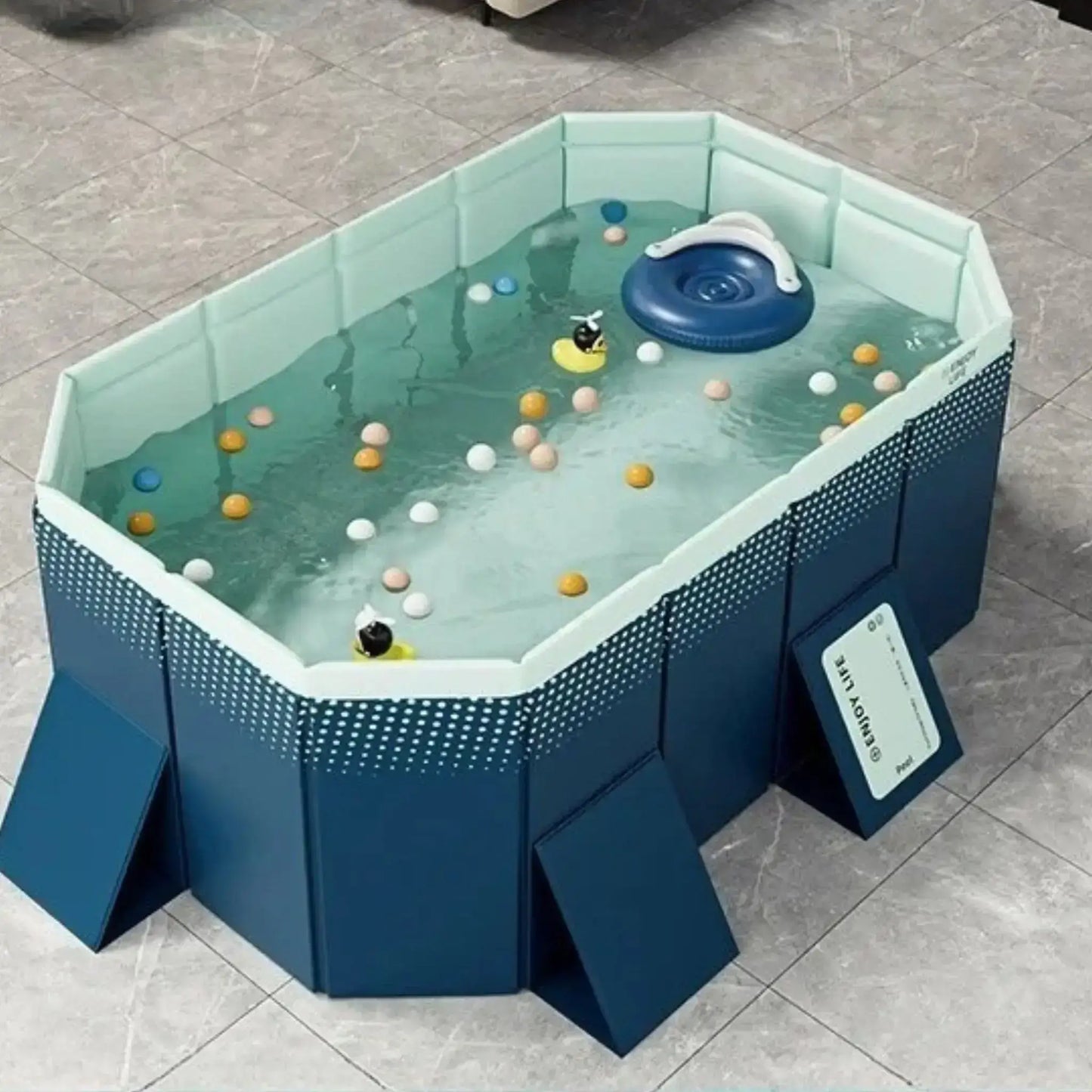 Une piscine pour chien bleu de grandeur moyenne.