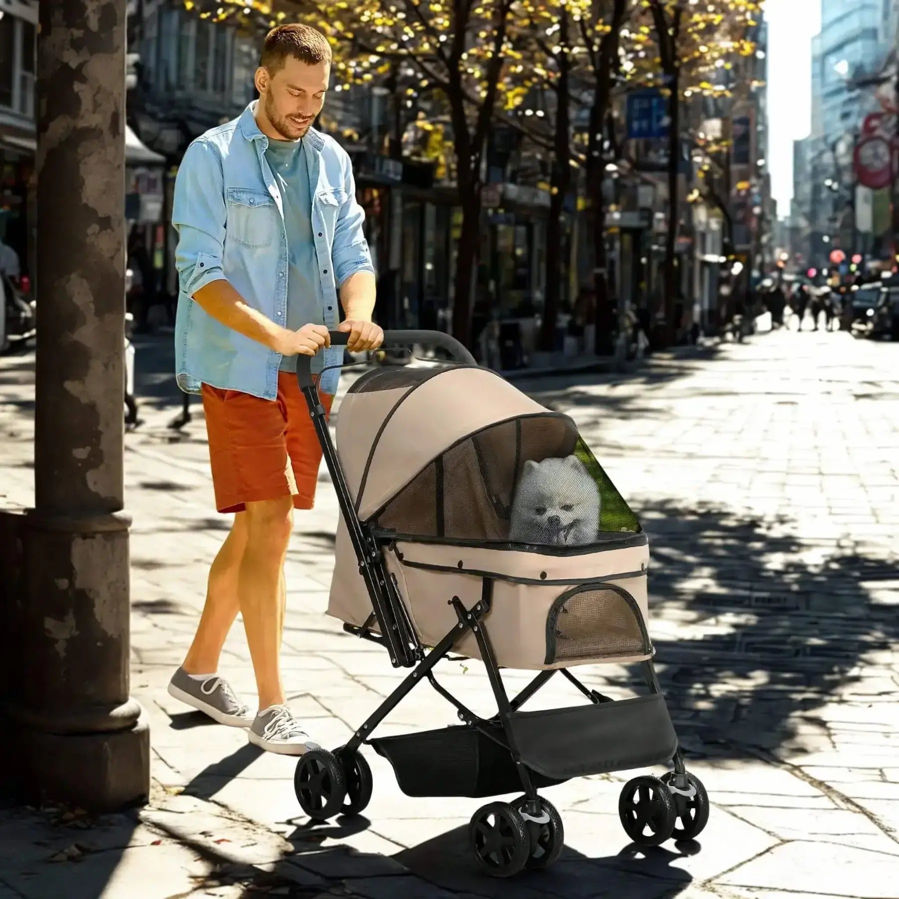Un homme avec sa poussette à chien beige sur un trottoir en ville.