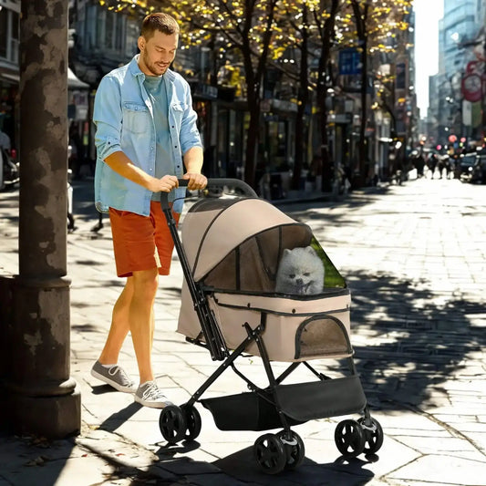 Un homme avec sa poussette à chien beige sur un trottoir en ville.