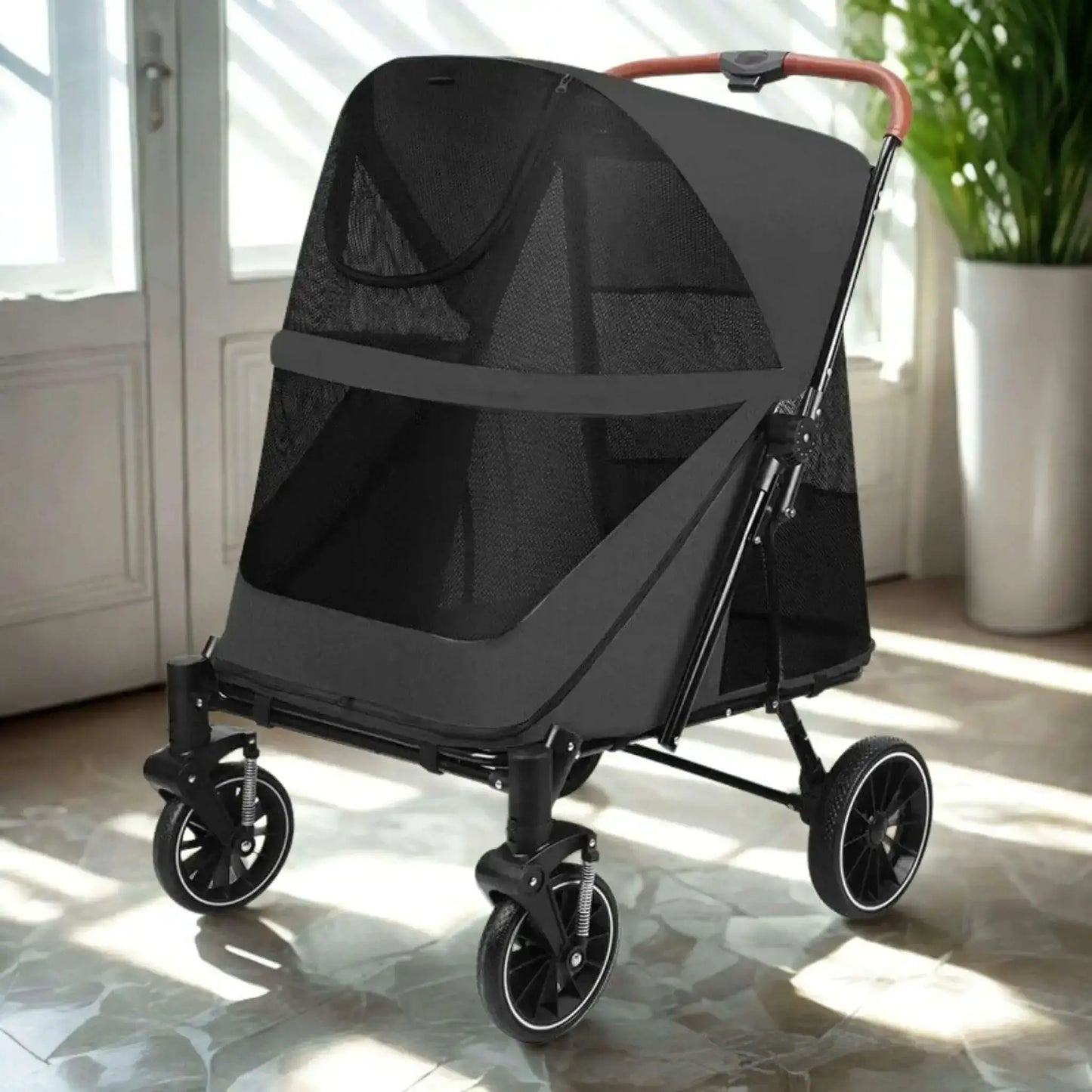 Une poussette pour chien noir devant une porte-fenêtre. 