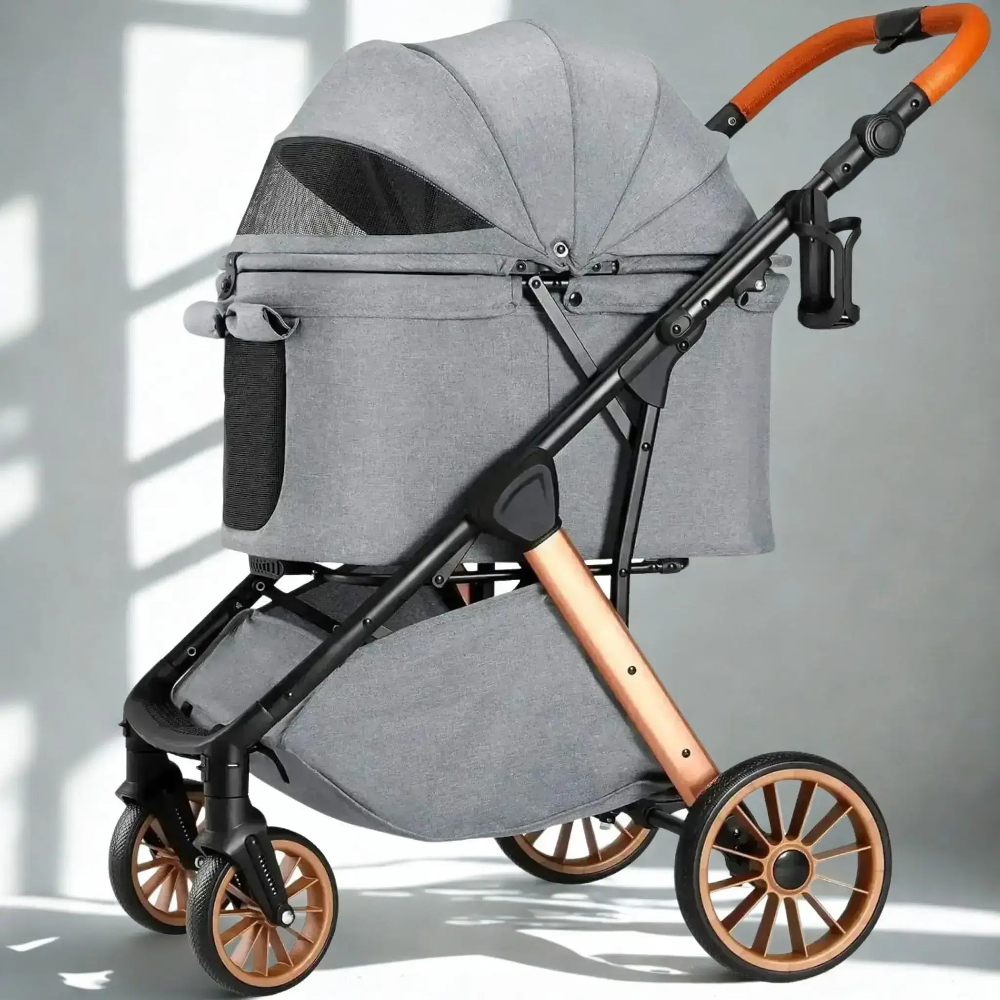 Une poussette pour chien de luxe de couleur grise.