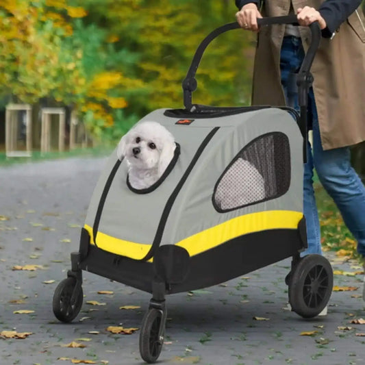 Les poussettes pour chiens PattesLibres poussées par une femme avec son caniche à l'intérieur.