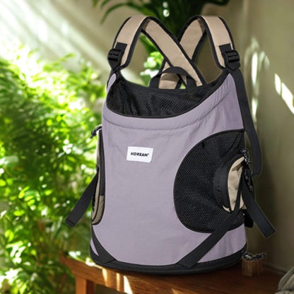 Un sac à dos violet avec maille respirante imperméable 