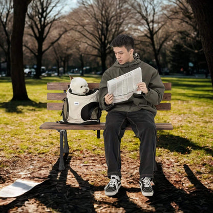 Homme sur un banc de parc avec son caniche dans son sac à dos pour chien regardant son journal