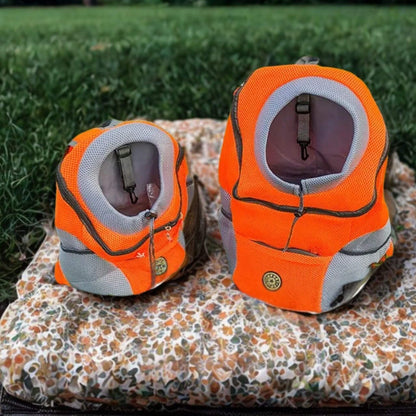 Un petit et un grand sac à dos orange sur une couverture fleurie sur une pelouse