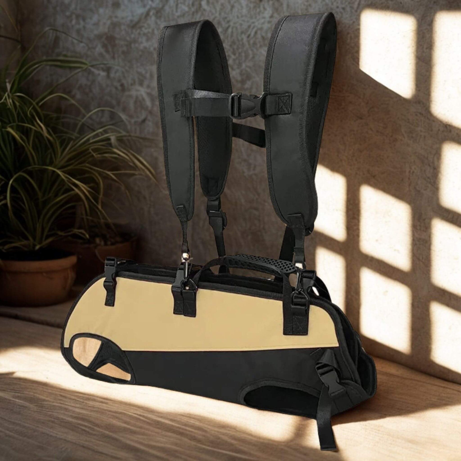 Un sac à dos de couleur kaki sur un plancher de bois et une plante à côté.