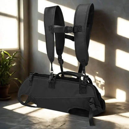 Un sac à dos noir posé sur une planche de pierre éclairée par la fenêtre. 