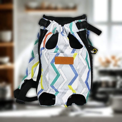 Un sac à dos pour chiens blanc à rayures colorées porté par l'humain