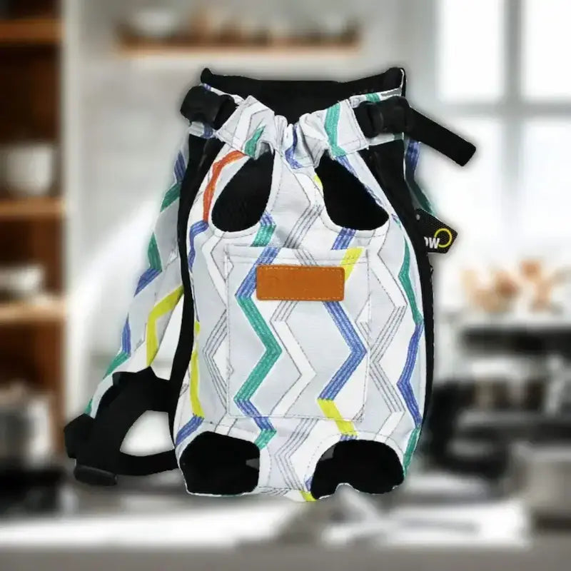 Un sac à dos pour chiens de couleur blanc avec des motifs de rayures.