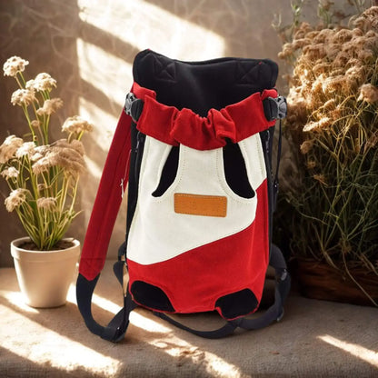 Un sac à dos pour chien porté par un humain de couleur rouge et blanc sur un tissu de lin avec fleur séchée.