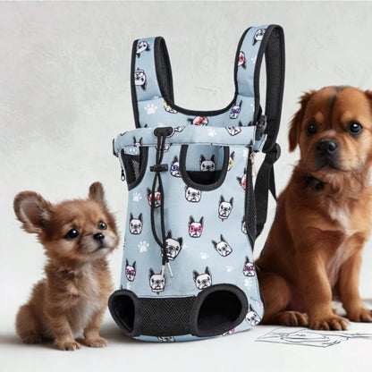Un sac à dos bleu pour chien avec des tête de bouledogue porté par l'homme et le chien de part et d'autre.