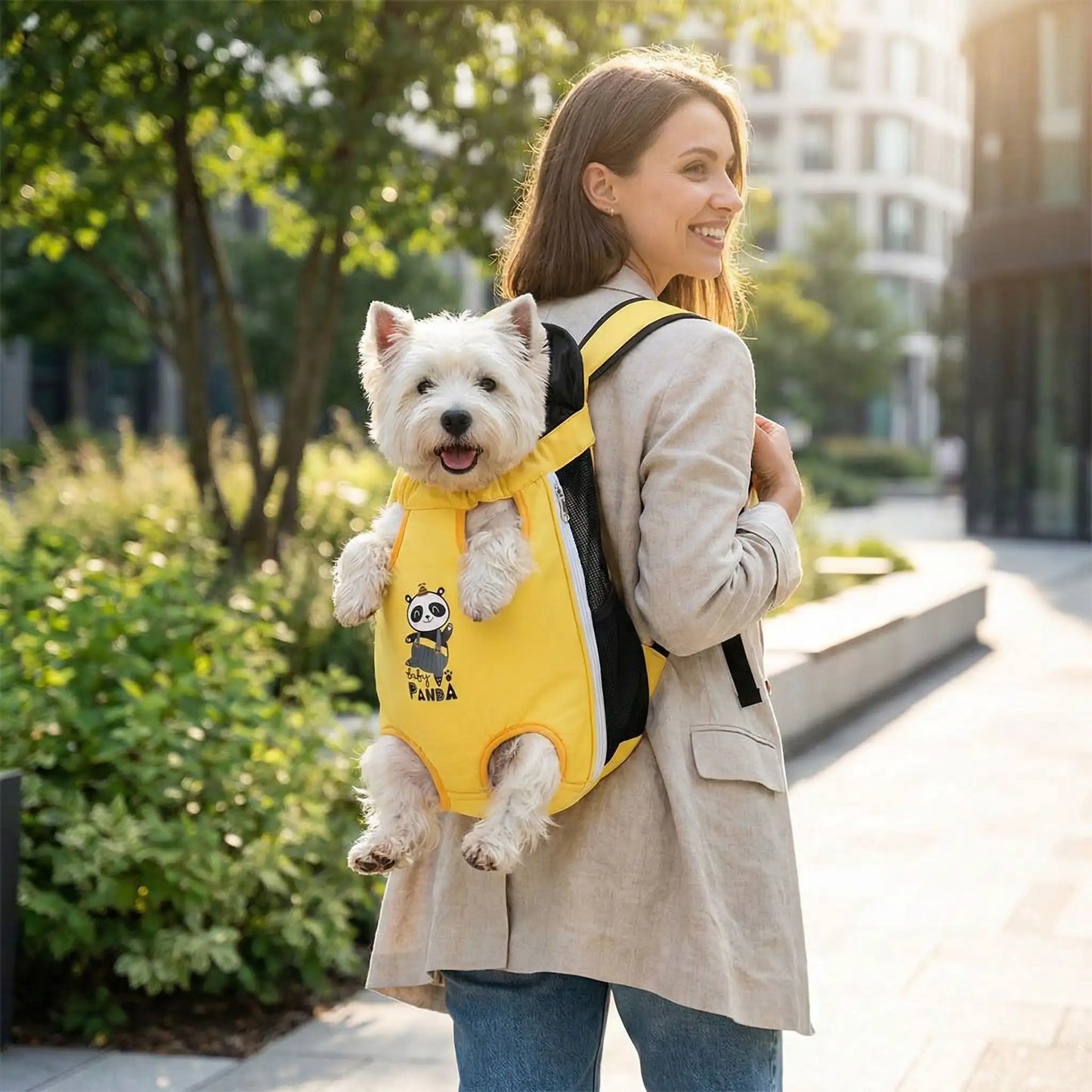 Une femme vue de dos marche sur un trottoir, porte son west highland dans son sac à dos pour transporter un chien panda.