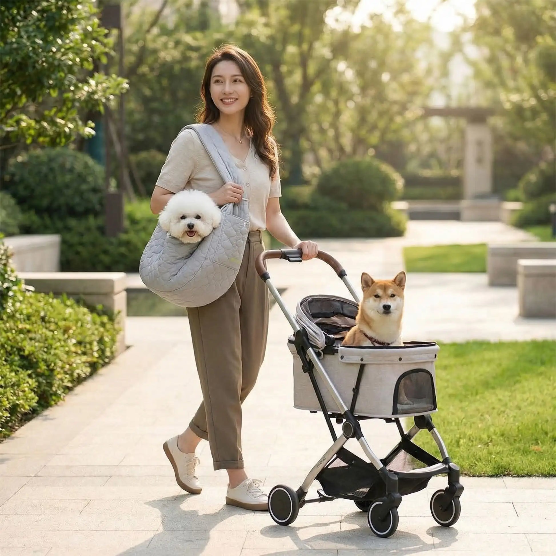 Une femme pousse son corgi dans la poussette et porte son bichon frisé dans son sac à bandoulière pour chien.