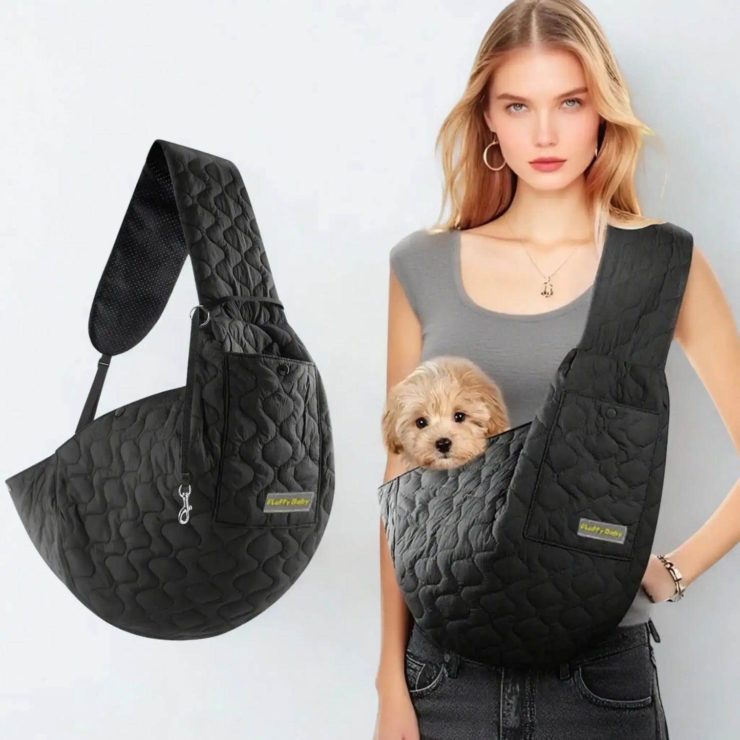 Une femme avec son caniche dans son sac à bandoulière pour chien noir.