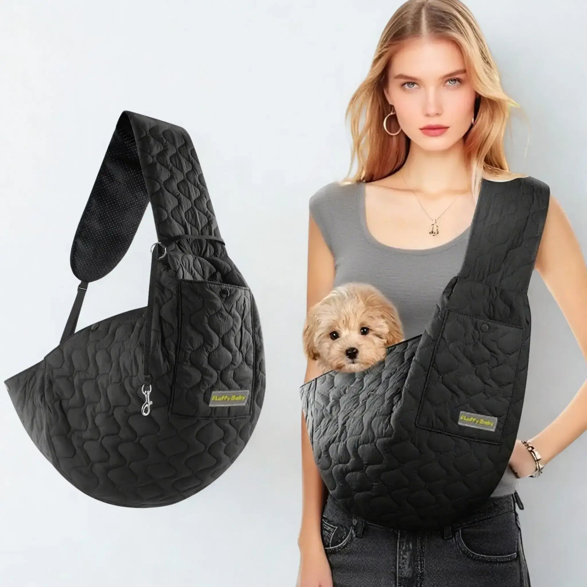 Une femme avec son caniche dans son sac à bandoulière pour chien noir.