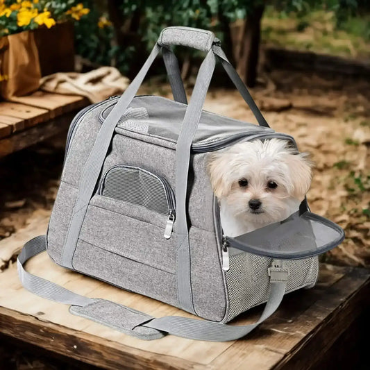 Un sac de transport pour chien de couleur gris sur une planche avec un shih tzu à l'intérieur. 