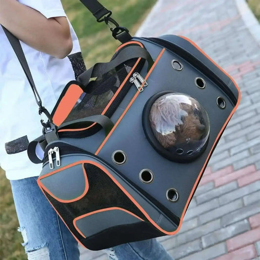 Une femme marche sur le trottoir avec un sac de transport pour chien gris et orange à l'épaule avec son caniche à l'intérieur