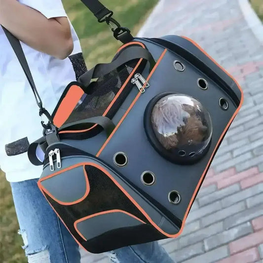 Une femme marche sur le trottoir avec un sac de transport pour chien gris et orange à l'épaule avec son caniche à l'intérieur