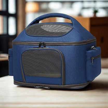 Sac de transport pour chien respirant de couleur bleue sur une table de cuisine