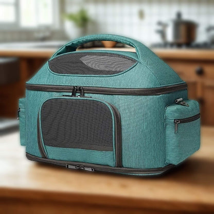 Un sac de transport pour chien vert équipé de maille respirante et de pochettes latérales