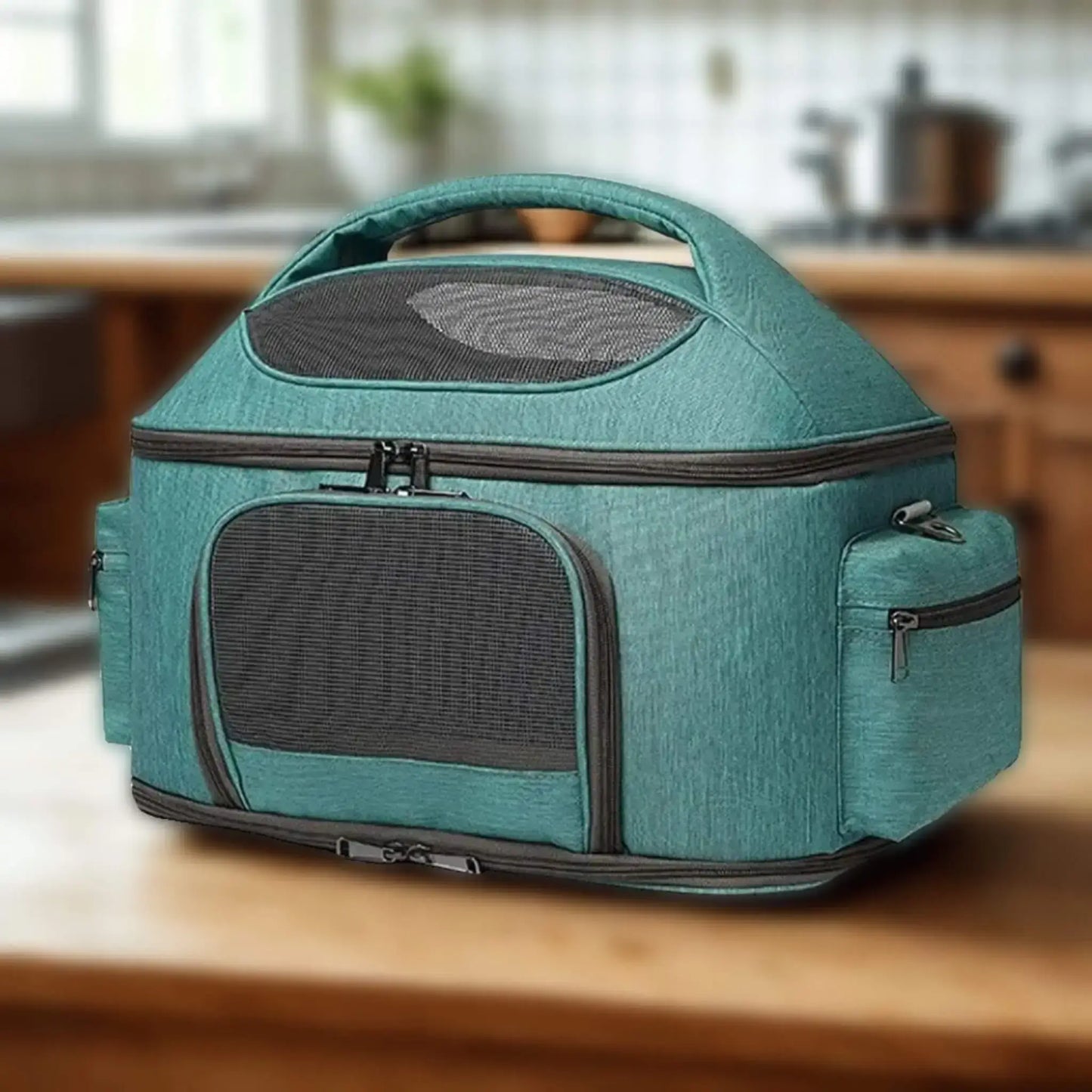 Un sac de transport pour chien vert équipé de maille respirante et de pochettes latérales.