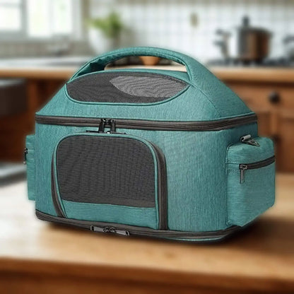 Un sac de transport pour chien vert équipé de maille respirante et de pochettes latérales.