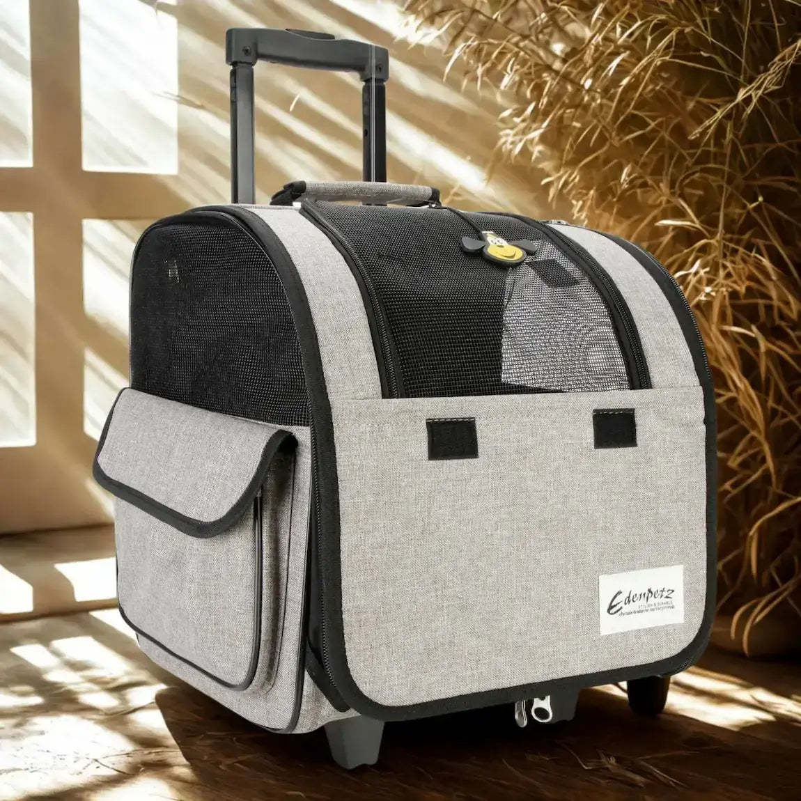 Un sac de transport pour petit chien de couleur beige avec maille respirante peut être porté comme sac à dos.