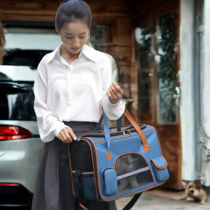 Une femme dans son stationnement porte un sac de transport pour chien bleu sous le bras.