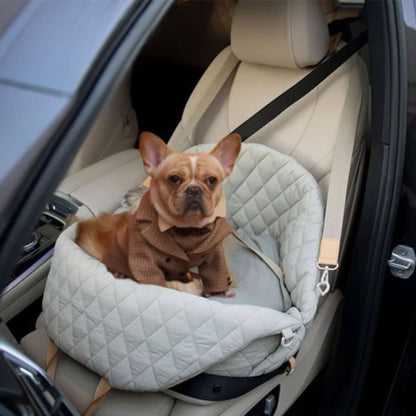 Bouledogue français dans un sac de transport pour chien sur le siège d'une voiture 