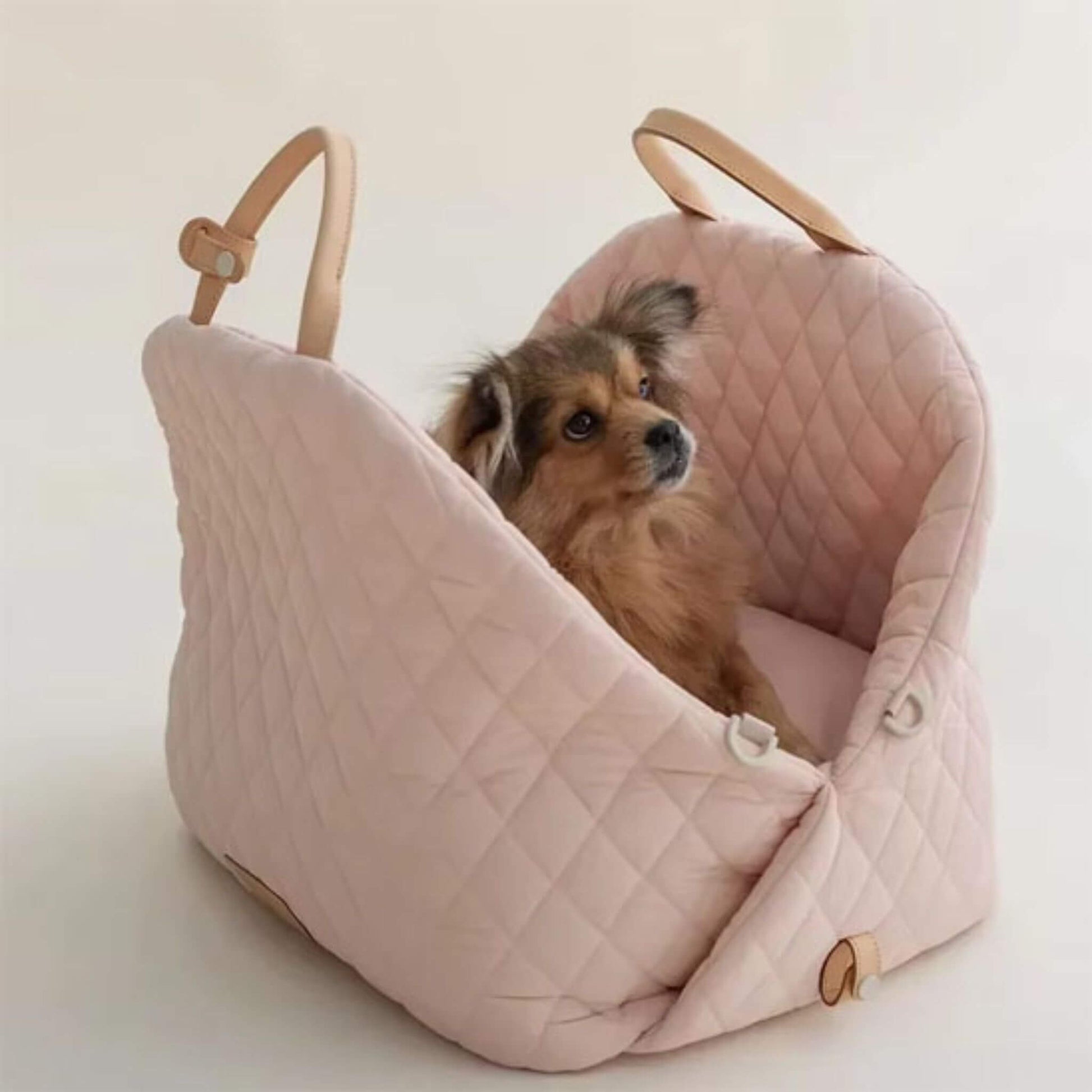 Sac de transport pour chien de couleur rose avec un pékinois dans le sac confortable