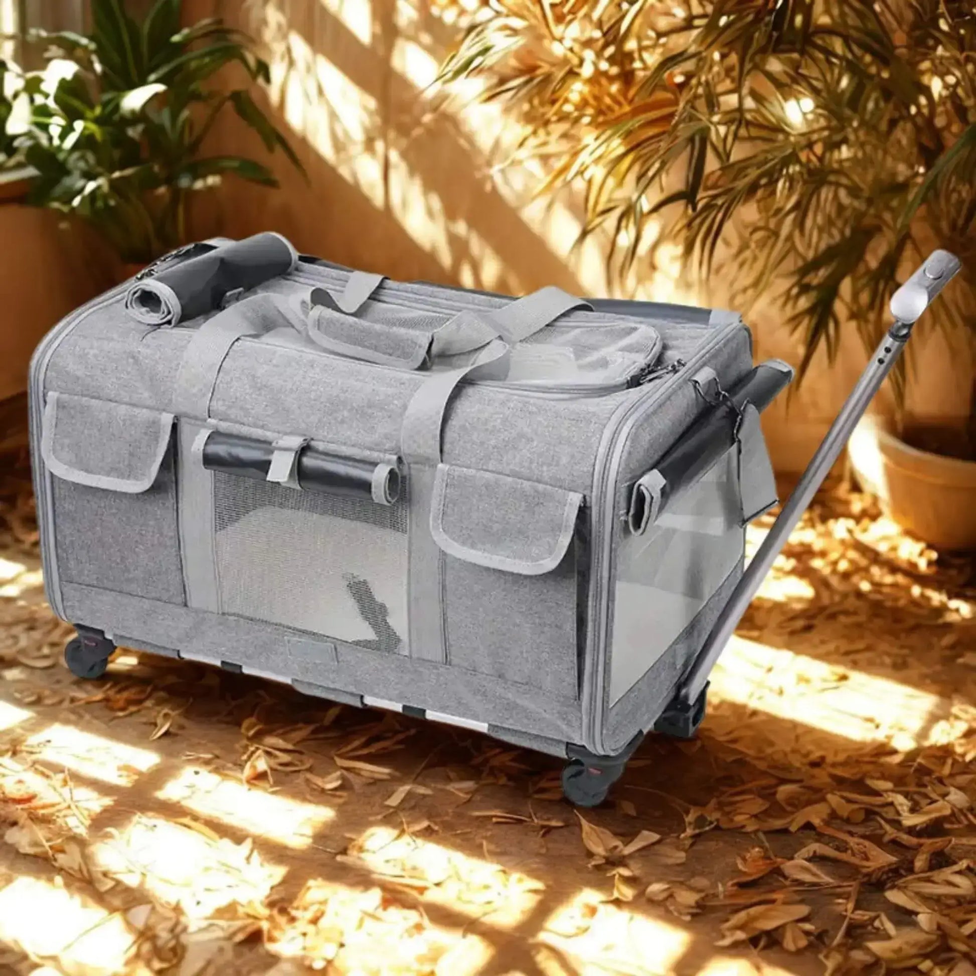 Un sac de transport pour chiens de couleur gris avec des plantes séchées.