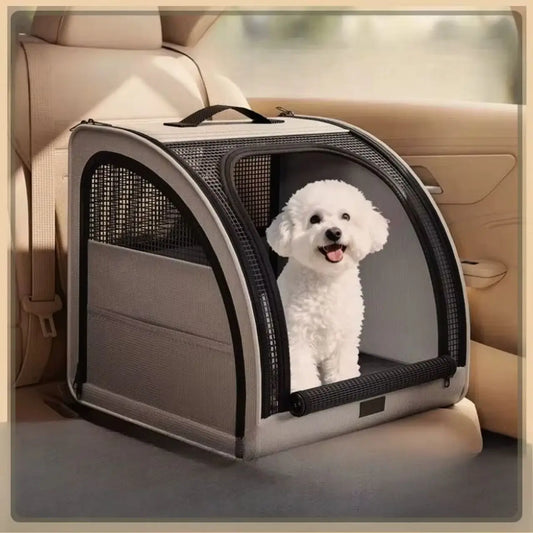 Un bichon frisé assis dans son sac de transport pour voiture pour chien beige.