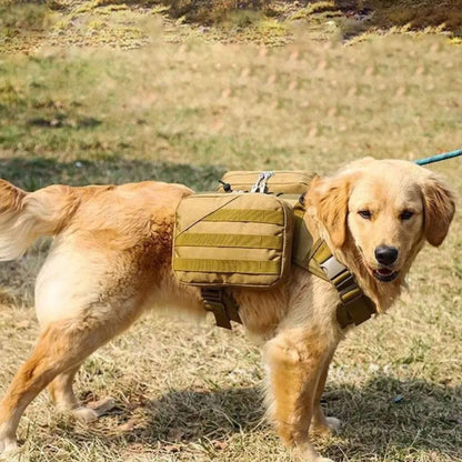 Sac pour chien couleur brun coyote porté par un golden retriever blond à l'extérieur