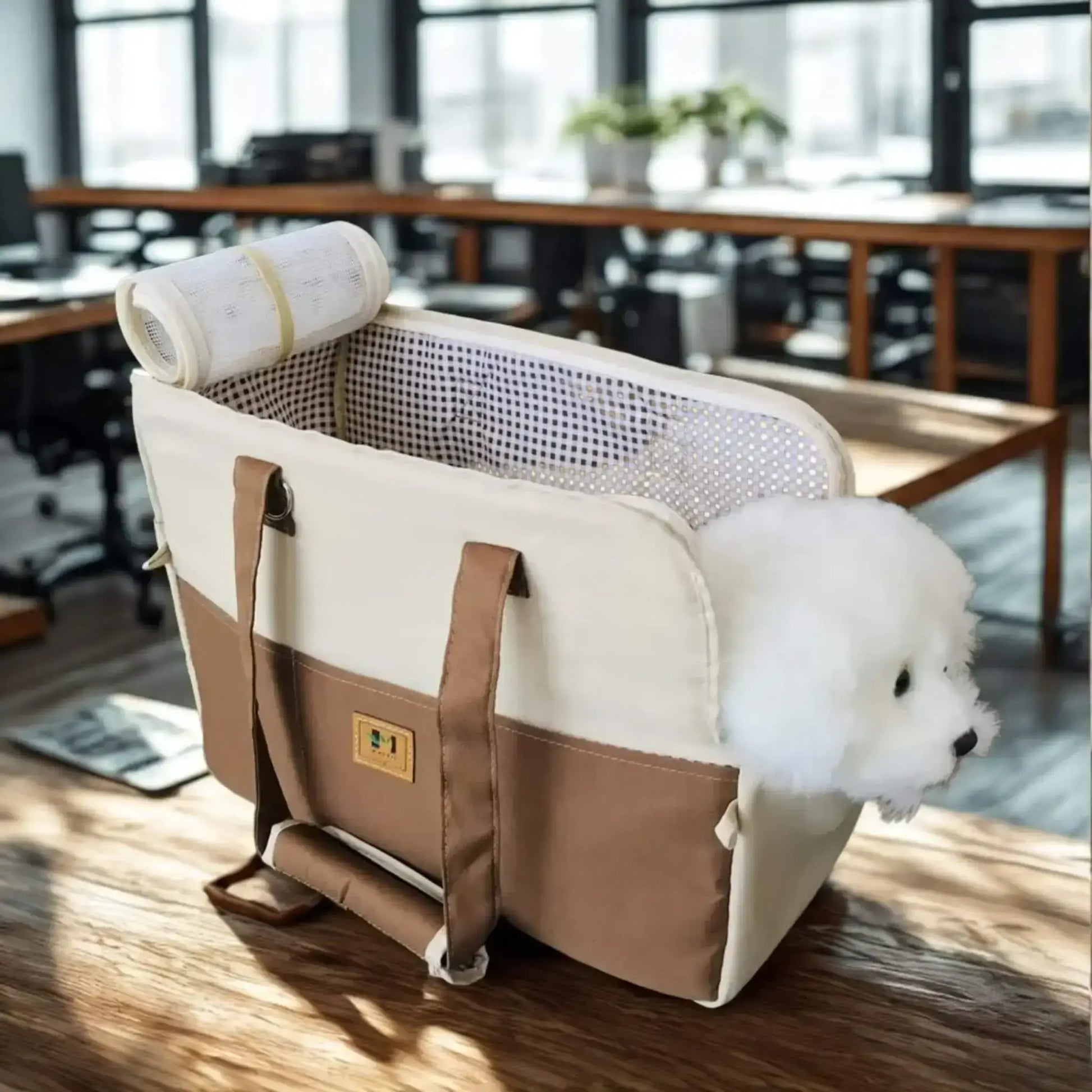 Un sac pour transporter un chien marron sur une table avec un bichon frisé à l'intérieur.